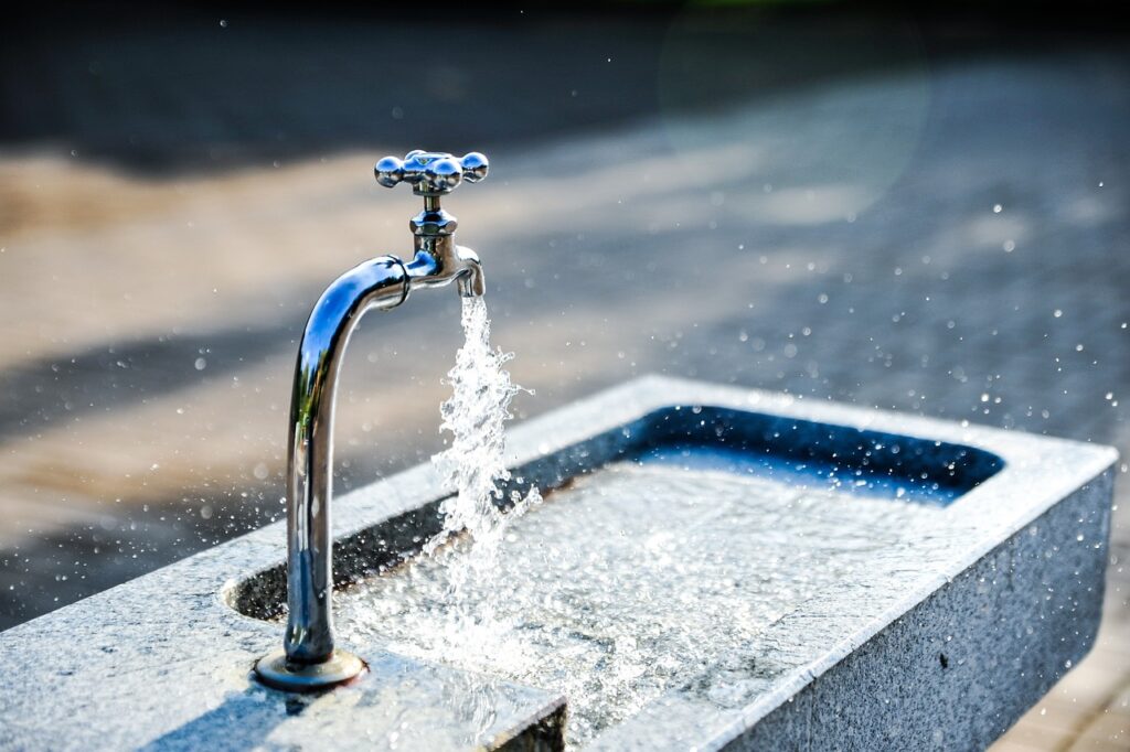 What is the physics behind how a water motor works?